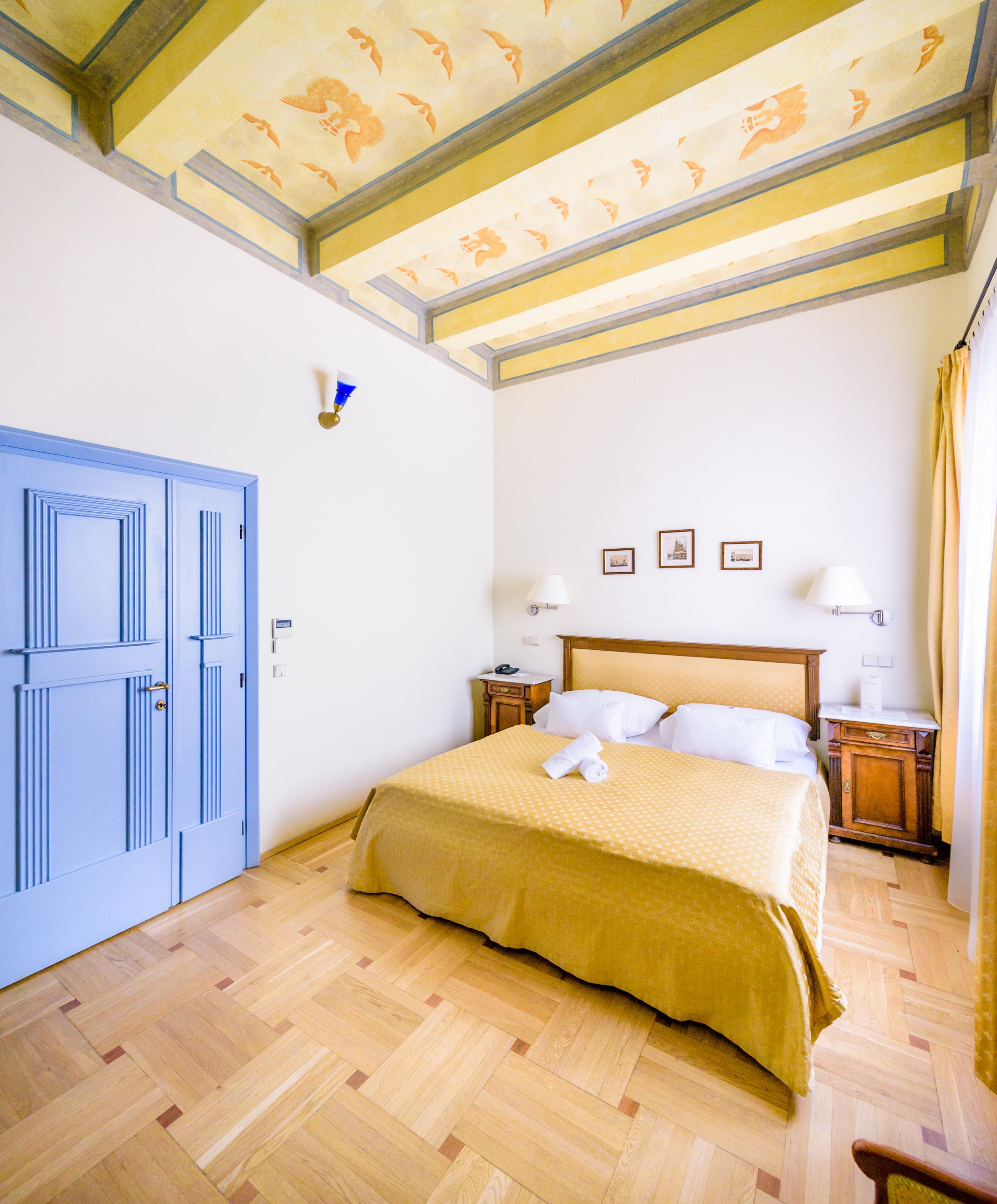 Elite Hotel 4*